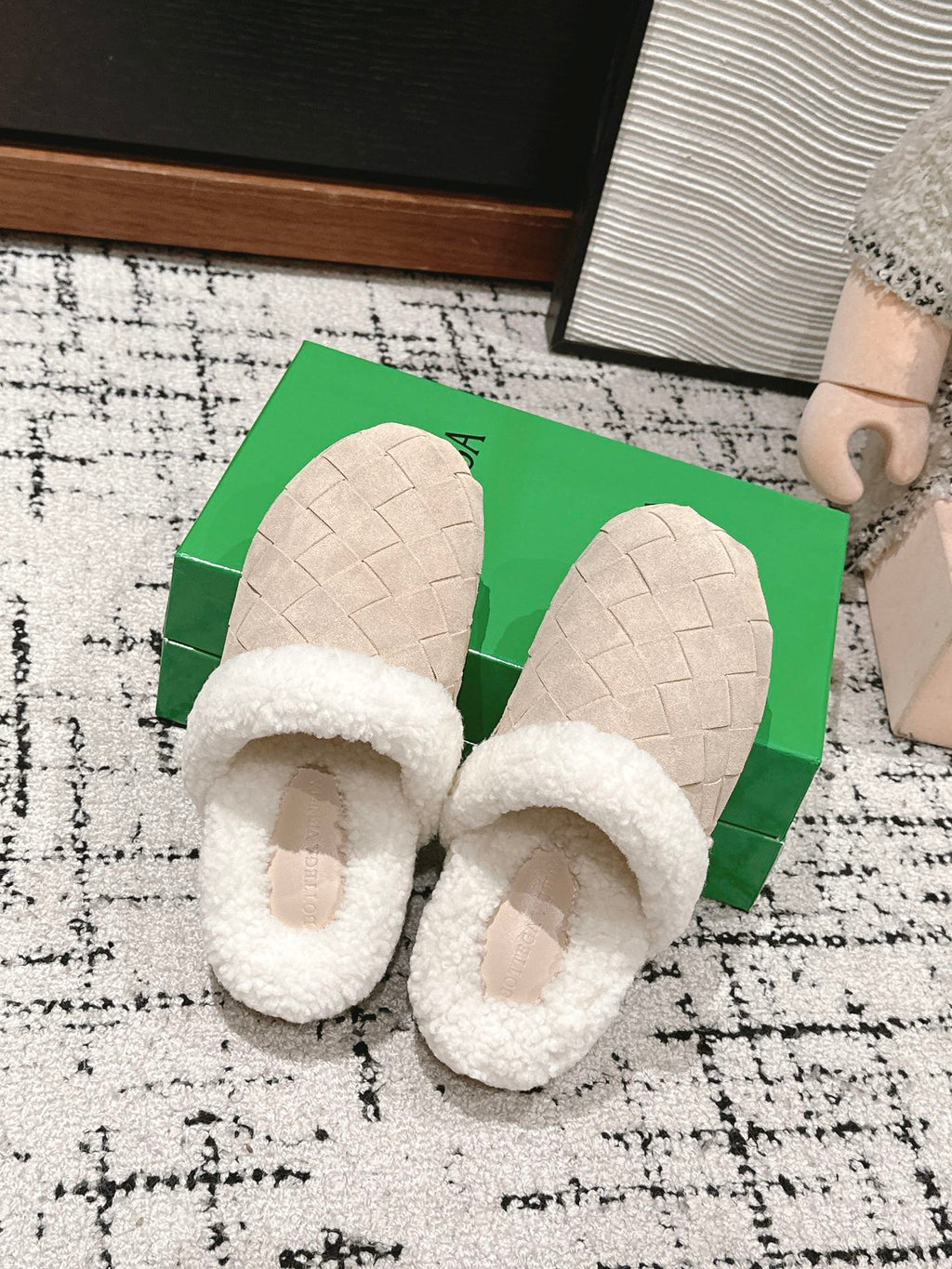 BOTTEGA VENETA REGGIE SLIPPER IN BEIGE SUEDE AND SHEARLING LINING