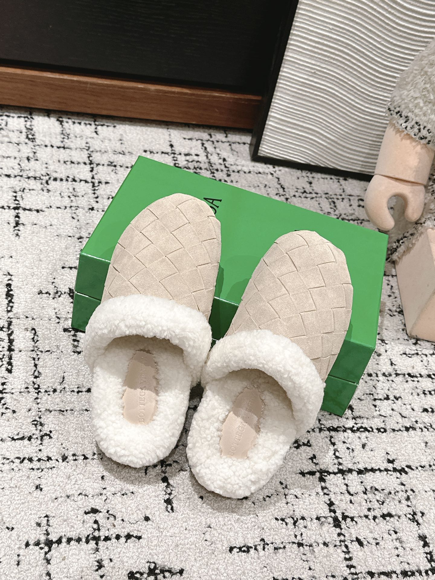BOTTEGA VENETA REGGIE SLIPPER IN BEIGE SUEDE AND SHEARLING LINING