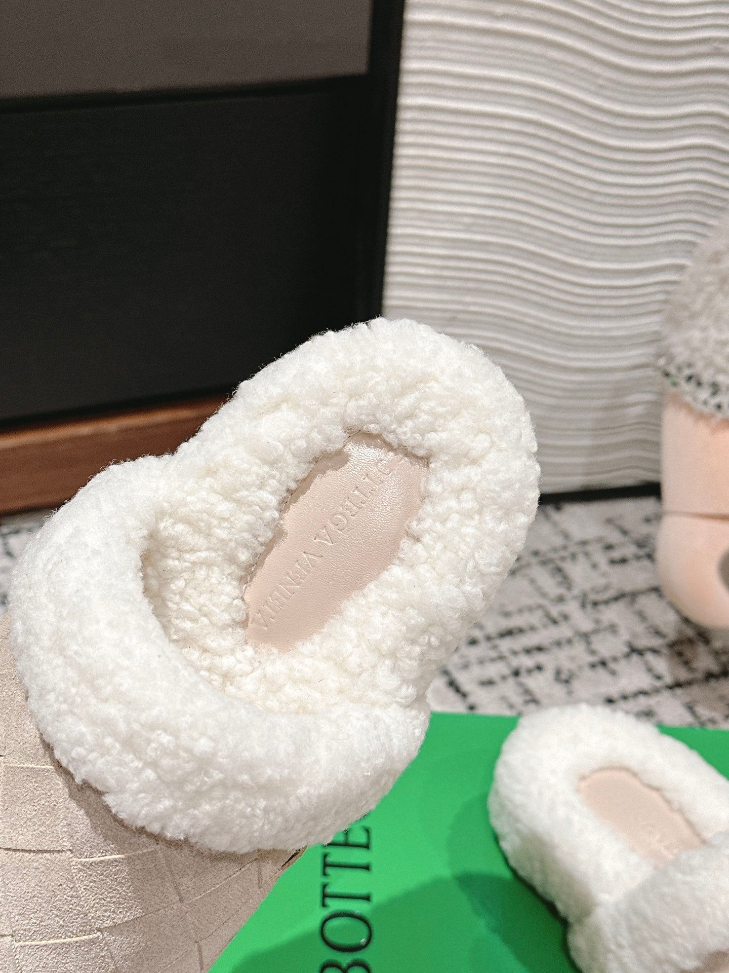 BOTTEGA VENETA REGGIE SLIPPER IN BEIGE SUEDE AND SHEARLING LINING