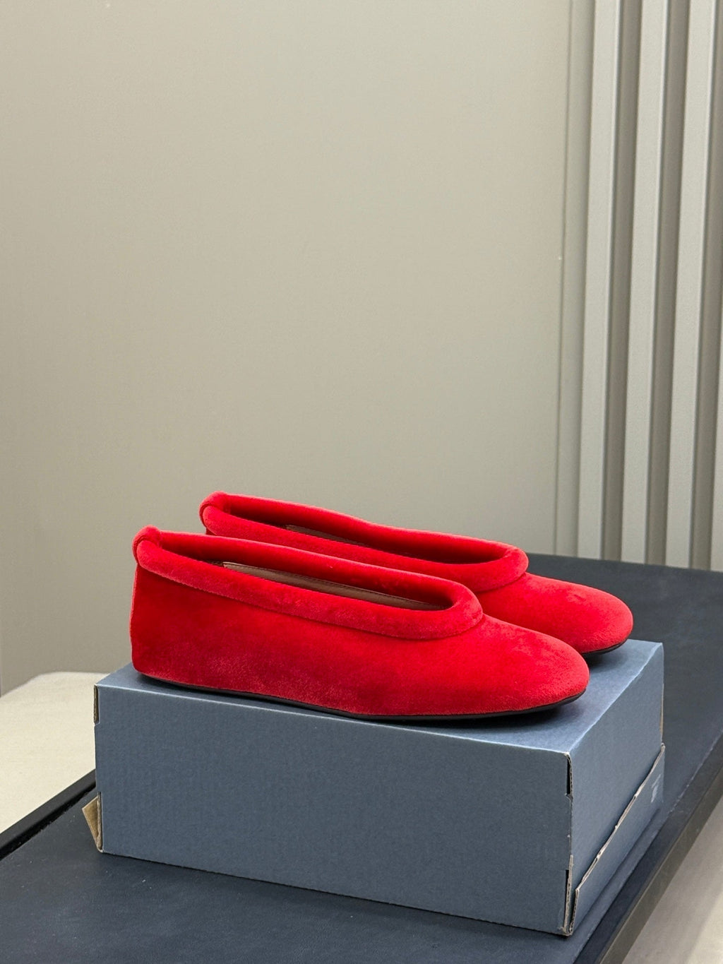 ALAIA 25S BALLET FLATS IN BRIGHT RED VELVET