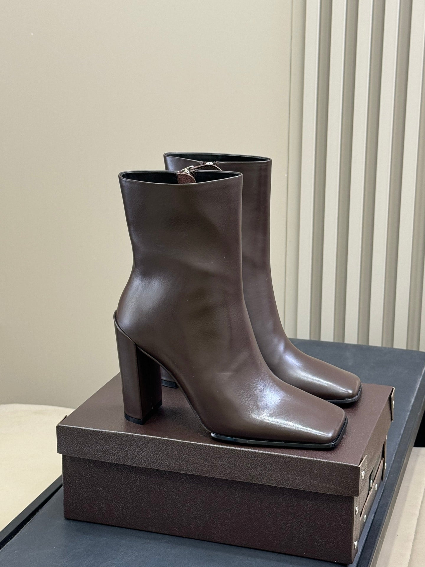 ALAIA 25S ANKLE HIGH-HEELED BOOTS IN DARK BROWN CALFSKIN