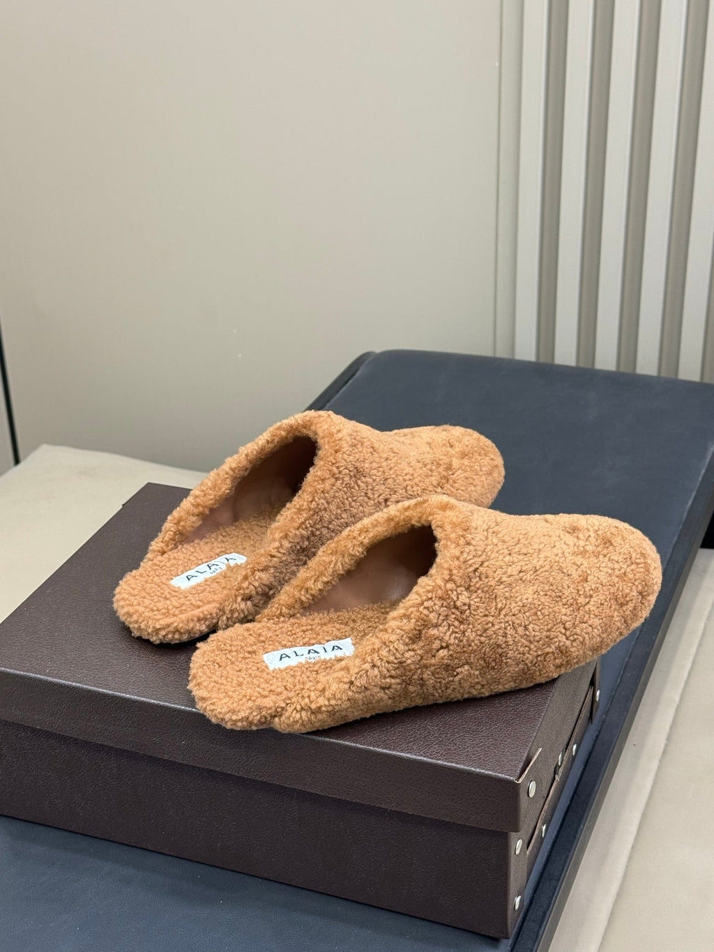 ALAIA 25S SHEARLING COZY SLIPPERS IN CARAMEL