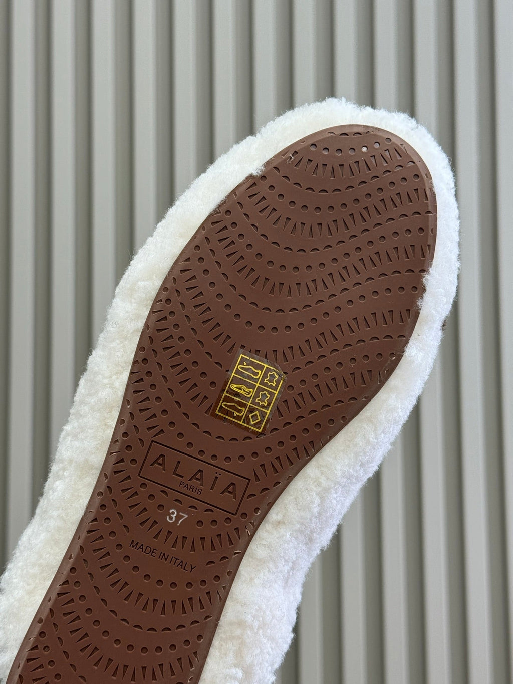 ALAIA 25S SHEARLING COZY SLIPPERS IN WHITE