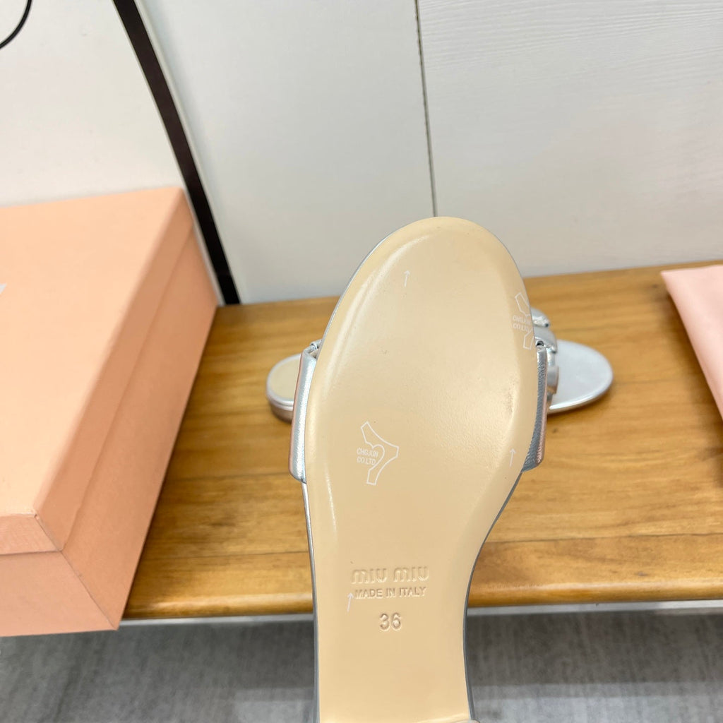 FLAT SLIDE IN SILVER CALFSKIN