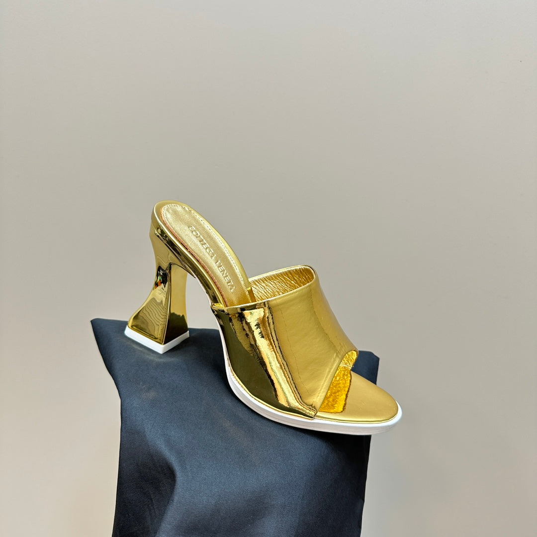 BOTTEGA VENETA HIGH MULE 95 MM IN GOLD CALFSKIN