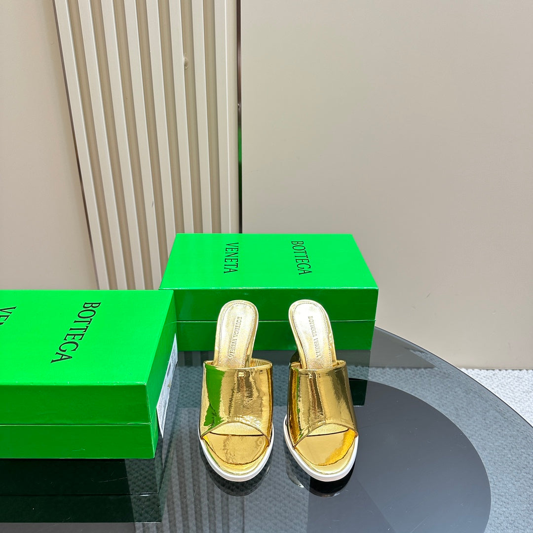 BOTTEGA VENETA HIGH MULE 95 MM IN GOLD CALFSKIN