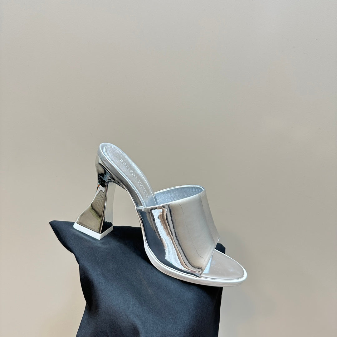 BOTTEGA VENETA HIGH MULE 95 MM IN SILVER CALFSKIN
