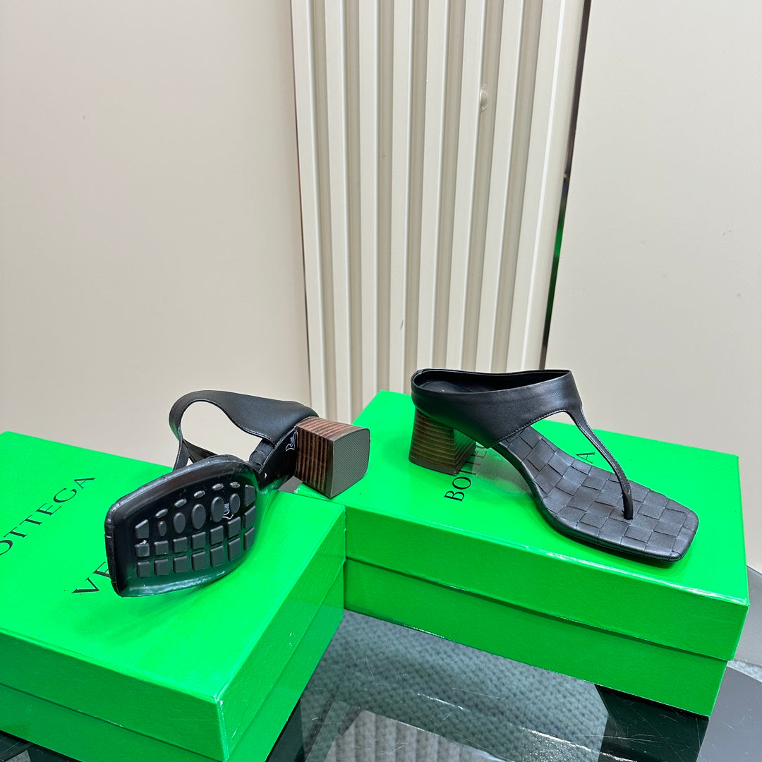BOTTEGA VENETA MARELLA THONG IN BLACK LEATHER WITH SIGNATURE INTRECCIATO INSOLE 55 MM
