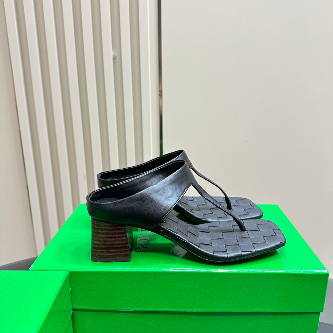 BOTTEGA VENETA MARELLA THONG IN BLACK LEATHER WITH SIGNATURE INTRECCIATO INSOLE 55 MM