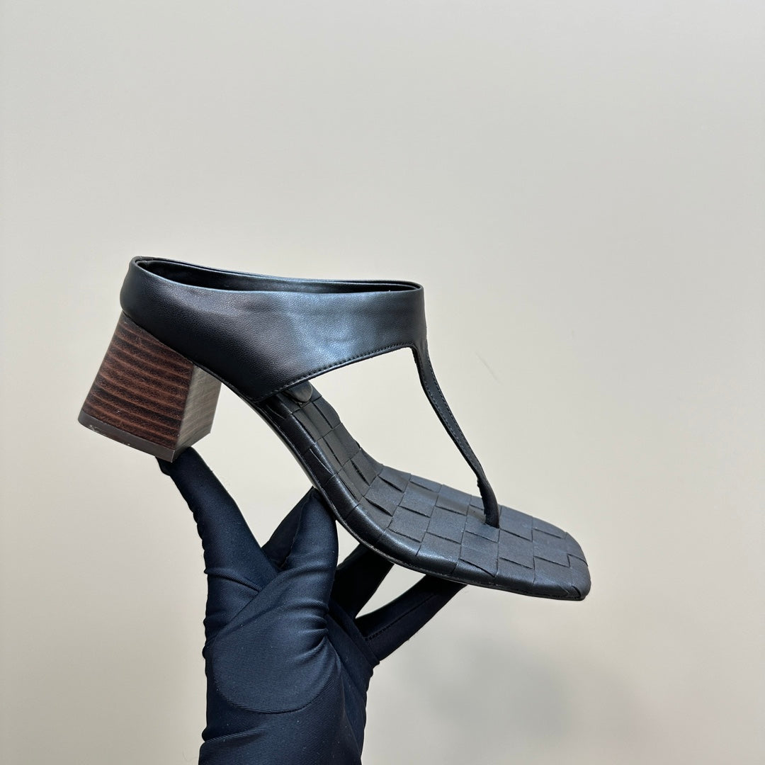 BOTTEGA VENETA MARELLA THONG IN BLACK LEATHER WITH SIGNATURE INTRECCIATO INSOLE 55 MM