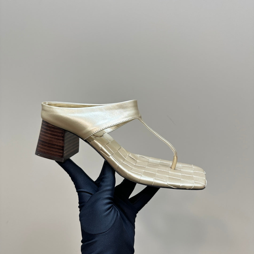 BOTTEGA VENETA MARELLA THONG IN LIGHT GOLD LEATHER WITH SIGNATURE INTRECCIATO INSOLE 55 MM