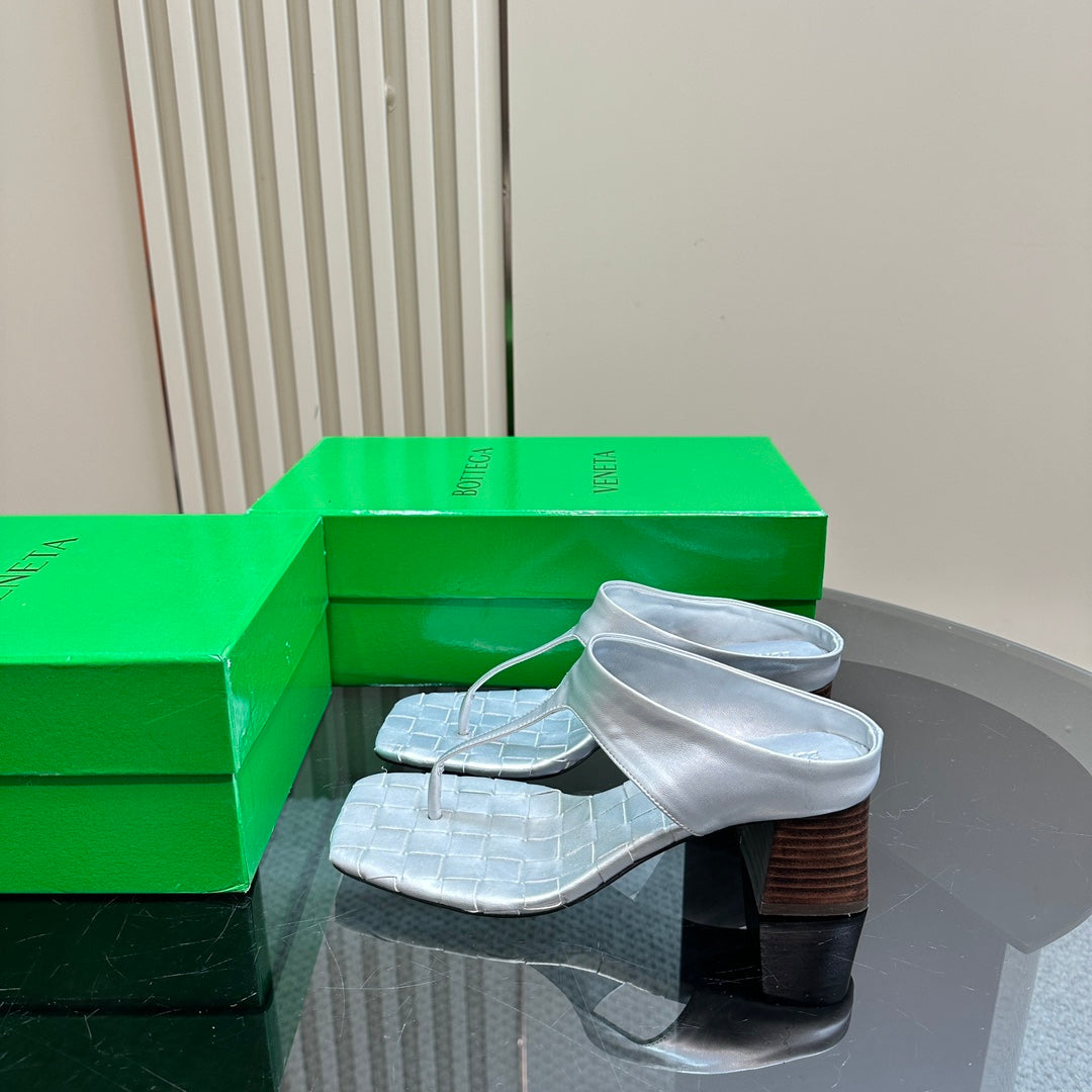 BOTTEGA VENETA MARELLA THONG IN SILVER LEATHER WITH SIGNATURE INTRECCIATO INSOLE 55 MM