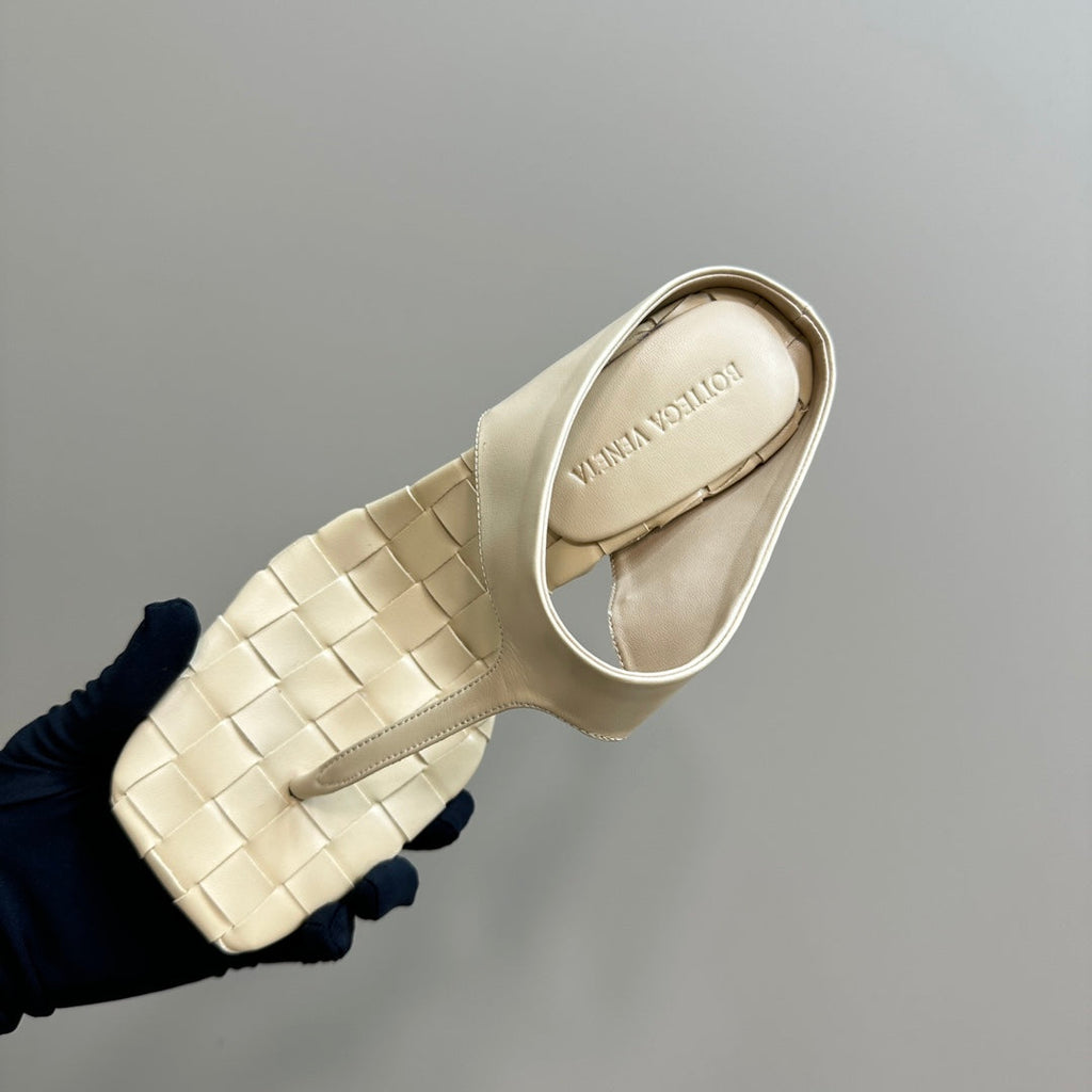 BOTTEGA VENETA MARELLA THONG IN BISQUE BEIGE LEATHER WITH SIGNATURE INTRECCIATO INSOLE 55 MM