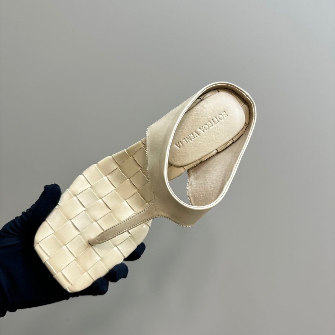 BOTTEGA VENETA MARELLA THONG IN BISQUE BEIGE LEATHER WITH SIGNATURE INTRECCIATO INSOLE 55 MM