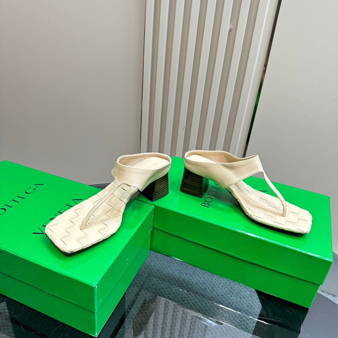 BOTTEGA VENETA MARELLA THONG IN BISQUE BEIGE LEATHER WITH SIGNATURE INTRECCIATO INSOLE 55 MM