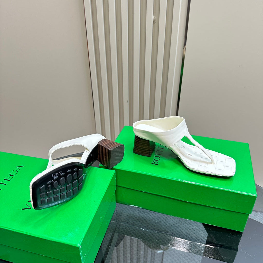 BOTTEGA VENETA MARELLA THONG IN WHITE CREAM LEATHER WITH SIGNATURE INTRECCIATO INSOLE 55 MM