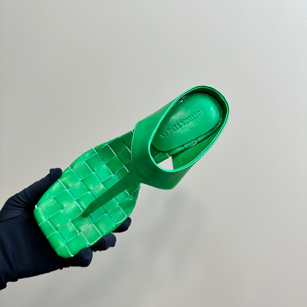 BOTTEGA VENETA MARELLA THONG IN SHAMROCK GREEN LEATHER WITH SIGNATURE INTRECCIATO INSOLE 55 MM