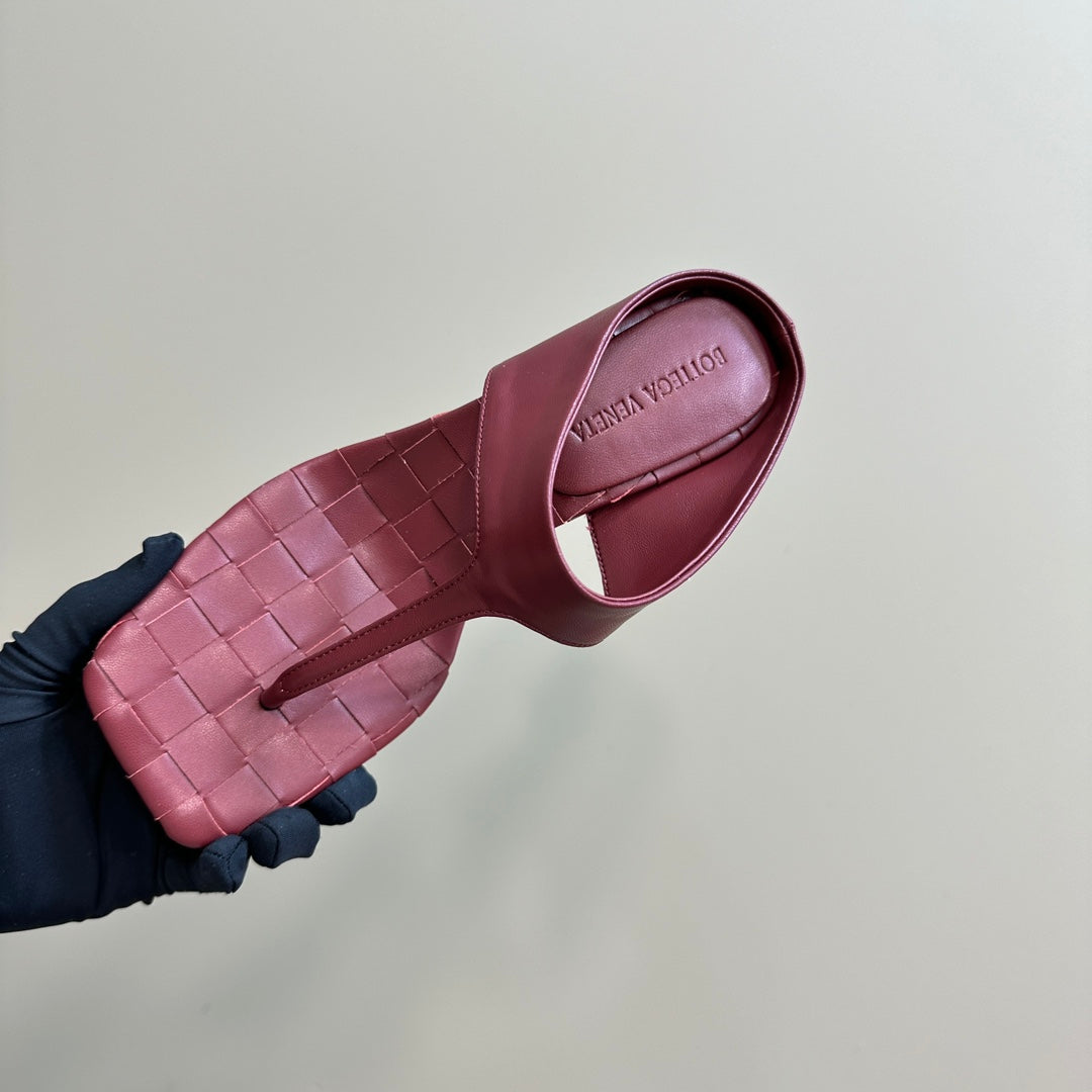 BOTTEGA VENETA MARELLA THONG IN CURRANT RED LEATHER WITH SIGNATURE INTRECCIATO INSOLE 55 MM