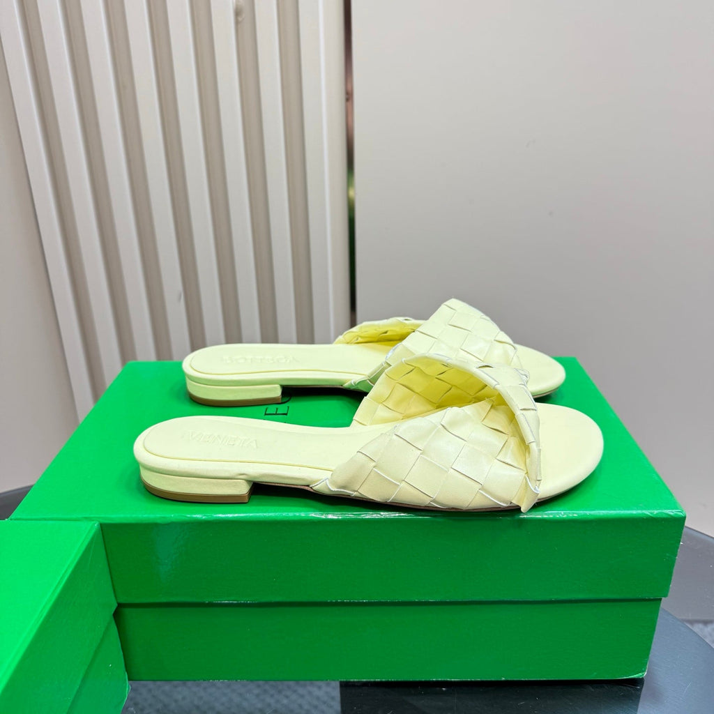 BOTTEGA VENETA BLINK FLAT MULE IN PASTEL YELLOW INTRECCIATO LEATHER