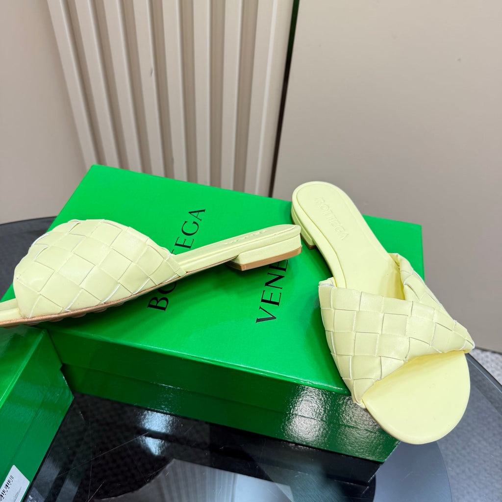 BOTTEGA VENETA BLINK FLAT MULE IN PASTEL YELLOW INTRECCIATO LEATHER