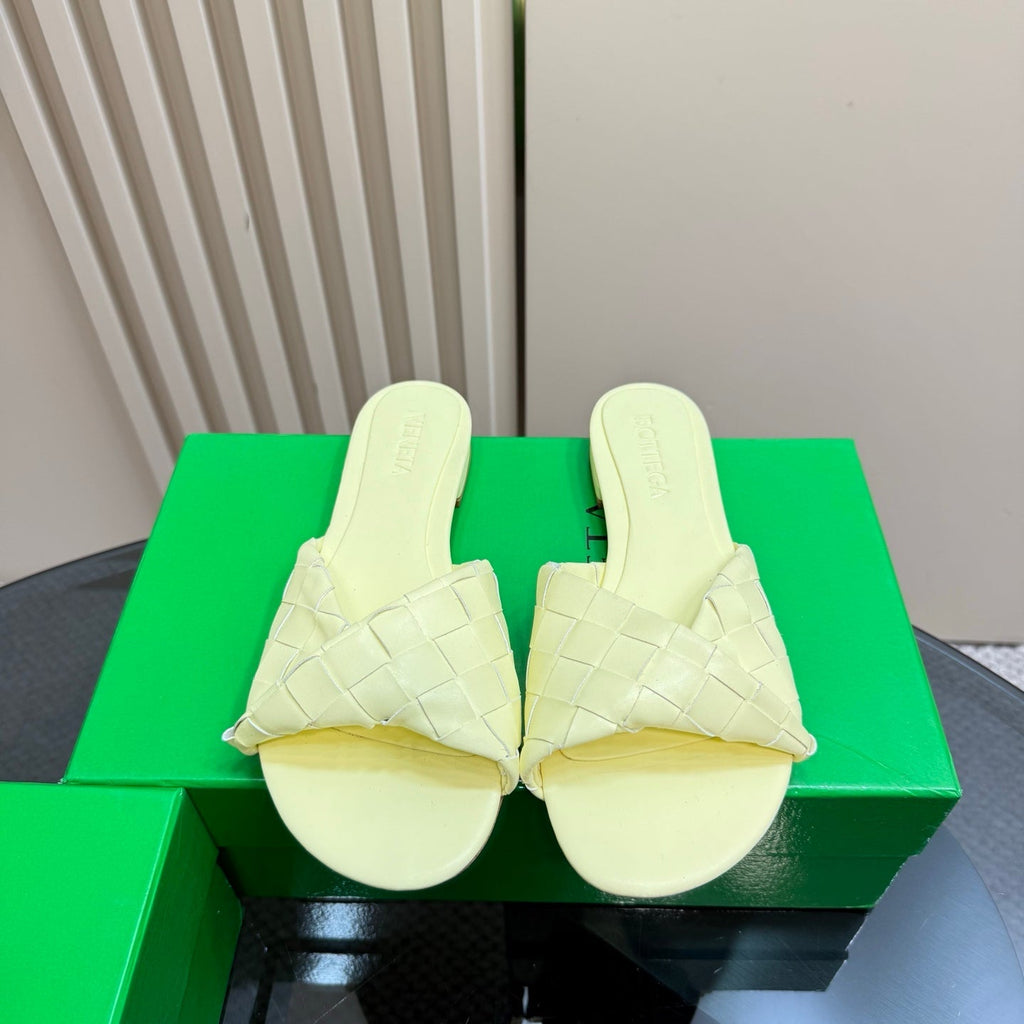 BOTTEGA VENETA BLINK FLAT MULE IN PASTEL YELLOW INTRECCIATO LEATHER