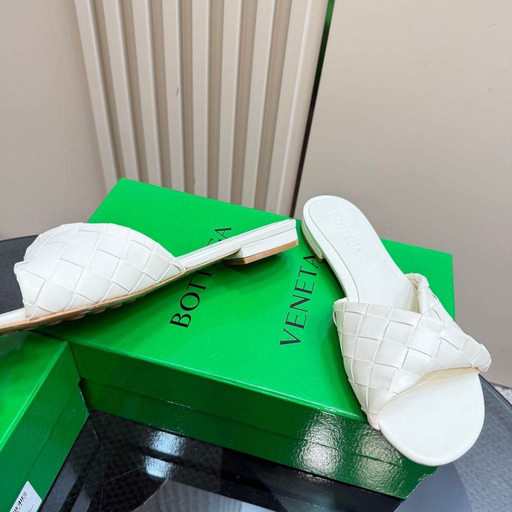 BOTTEGA VENETA BLINK FLAT MULE IN WHITE INTRECCIATO LEATHER