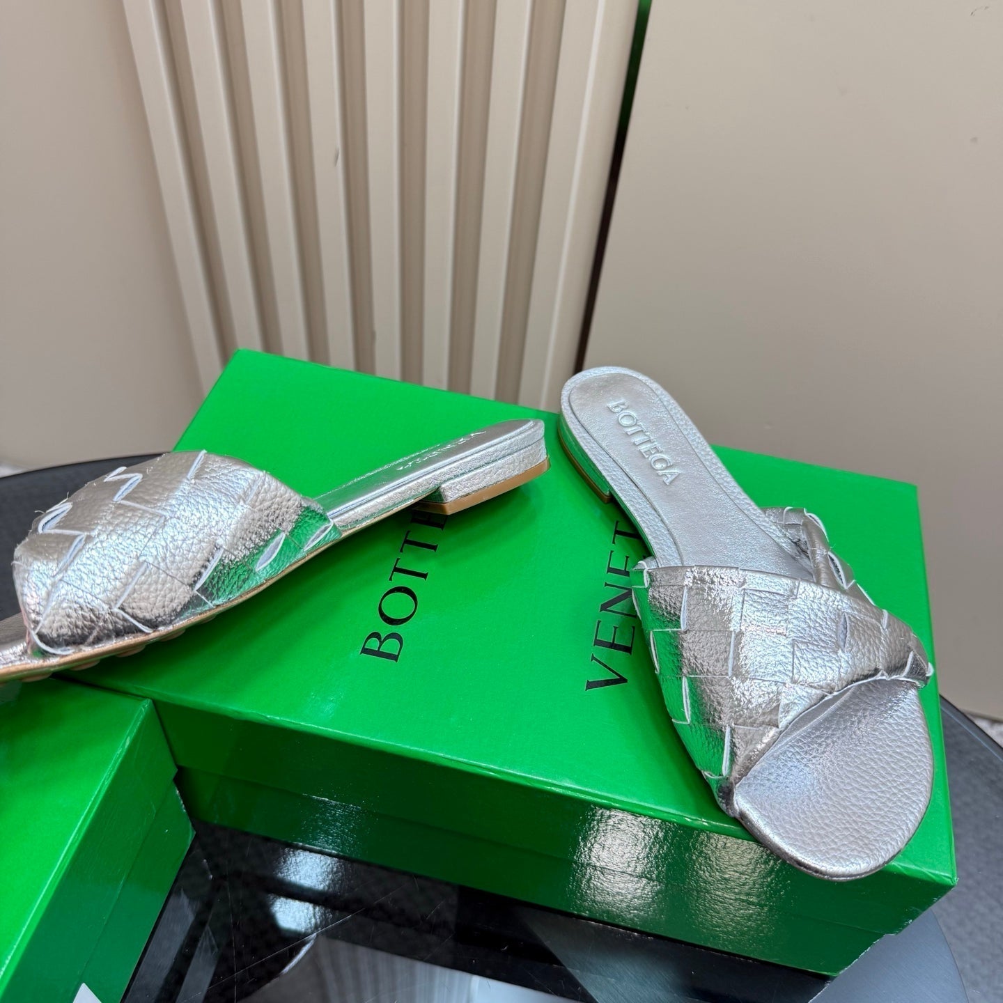 BOTTEGA VENETA BLINK FLAT MULE IN SILVER INTRECCIATO LEATHER