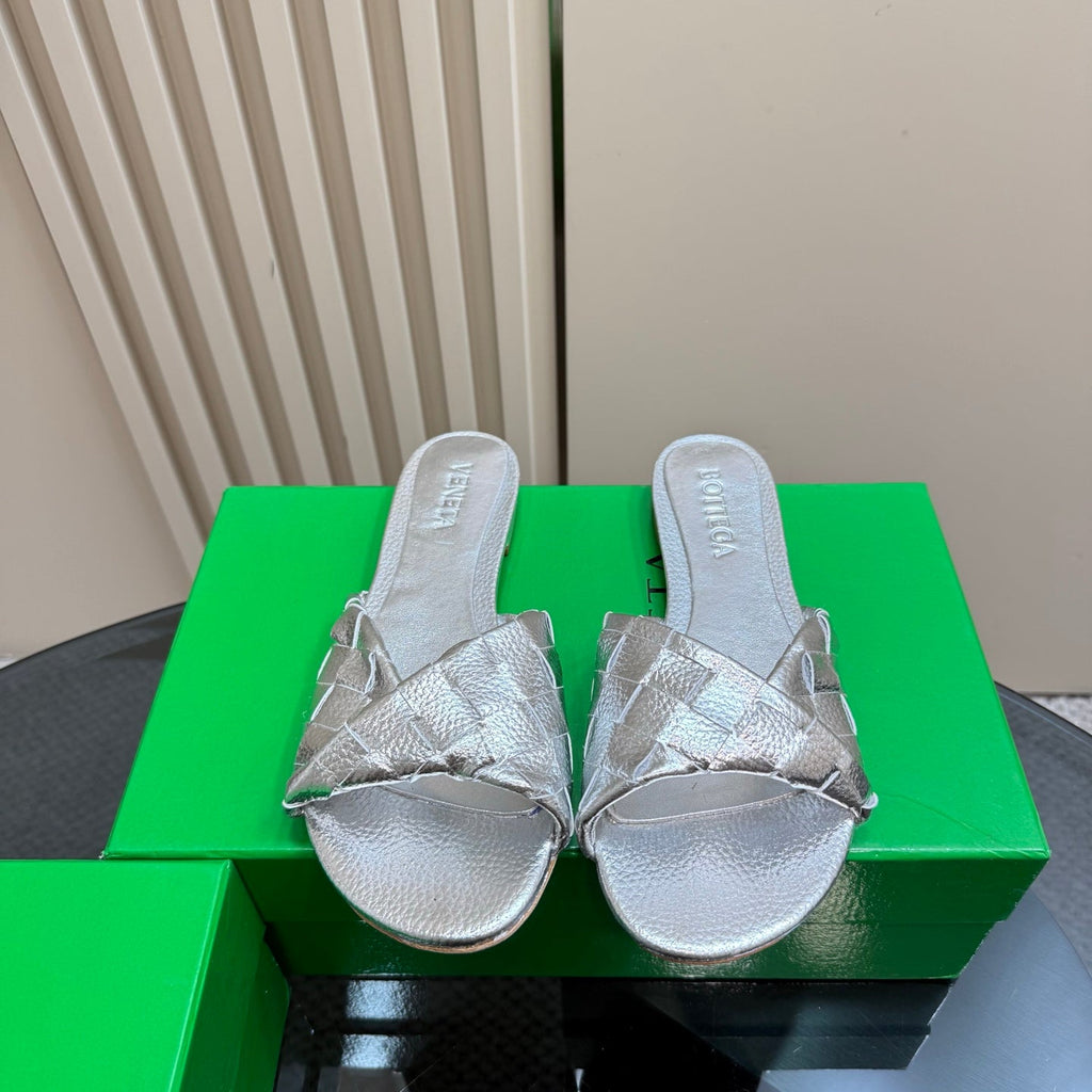 BOTTEGA VENETA BLINK FLAT MULE IN SILVER INTRECCIATO LEATHER