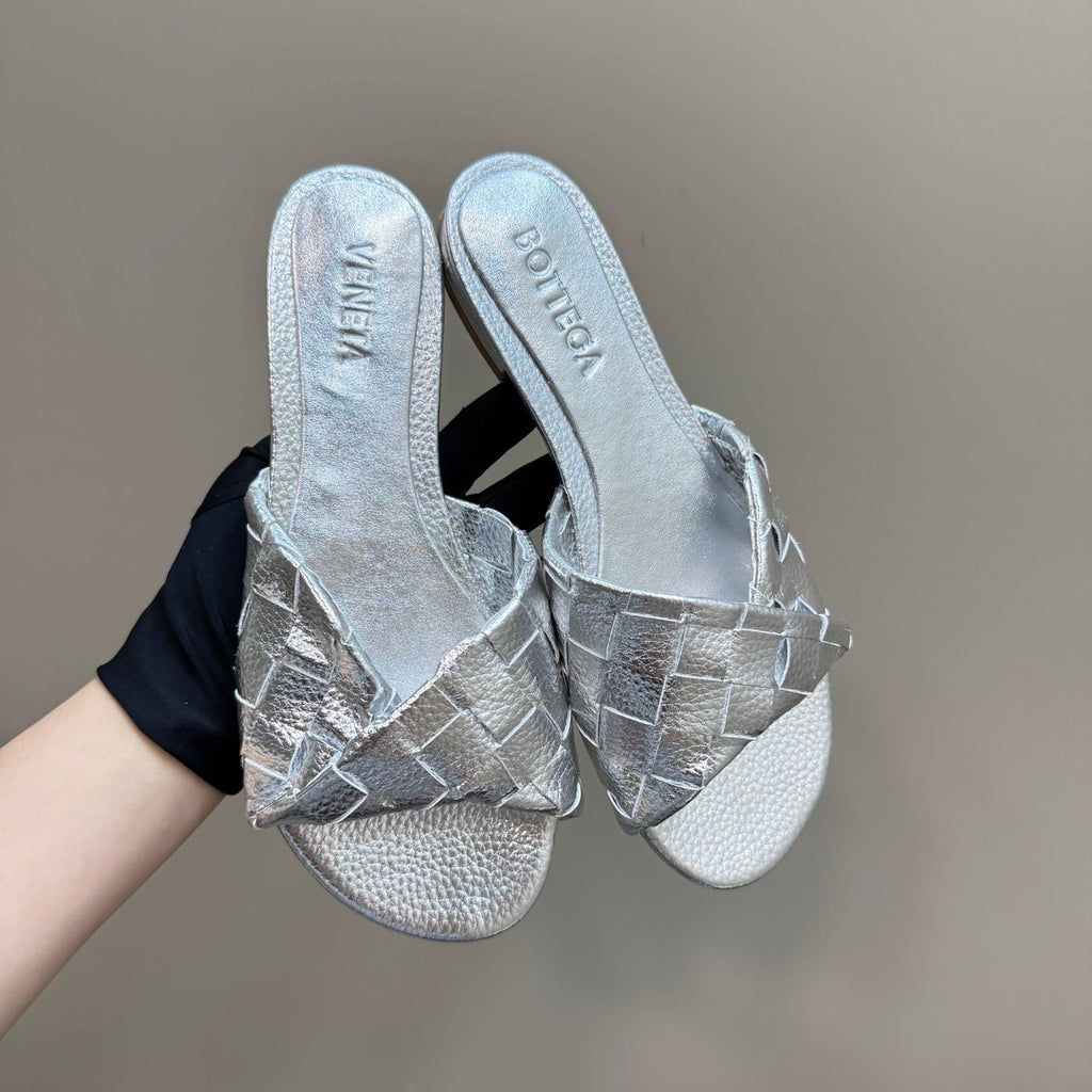 BOTTEGA VENETA BLINK FLAT MULE IN SILVER INTRECCIATO LEATHER