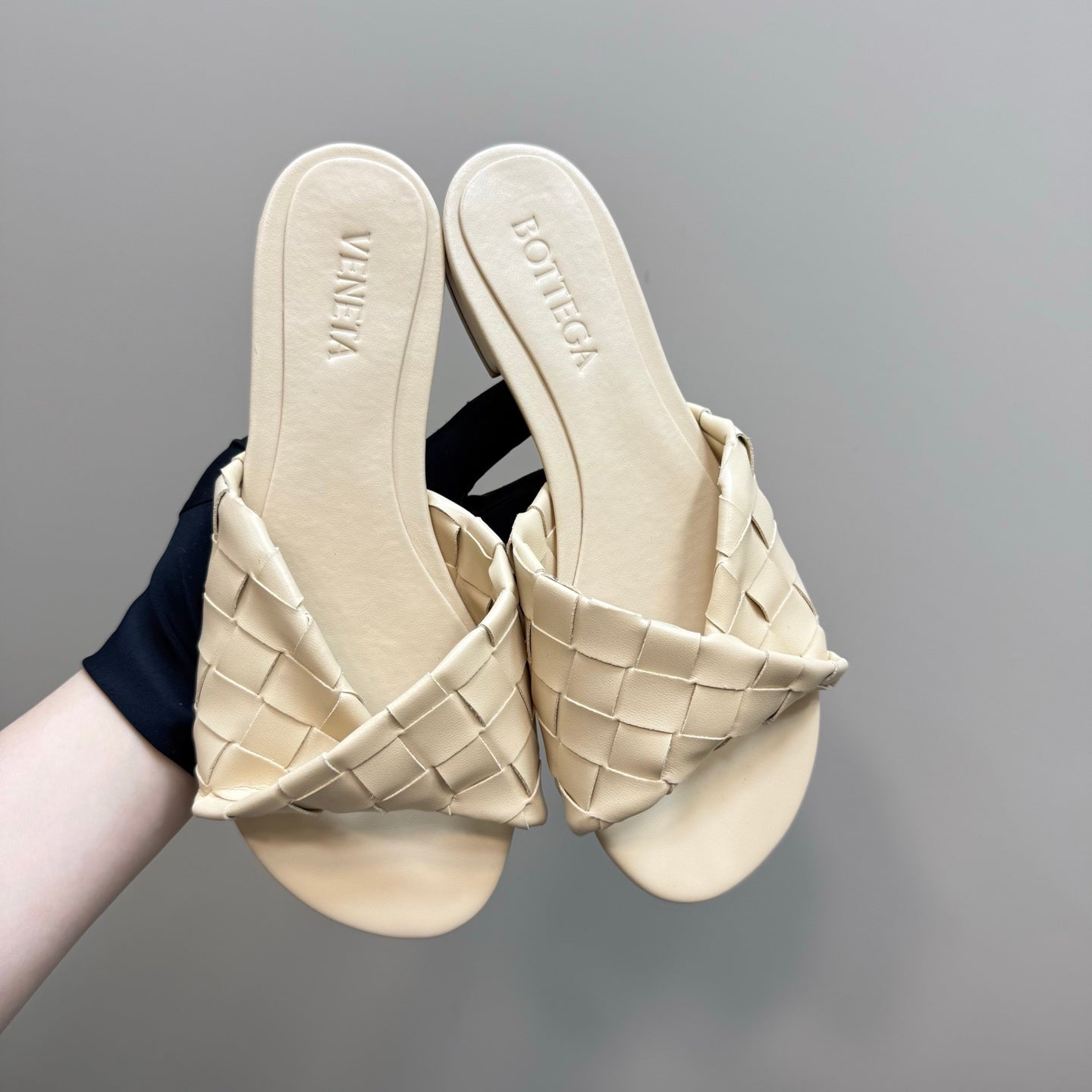 BOTTEGA VENETA BLINK FLAT MULE IN PALE YELLOW INTRECCIATO LEATHER
