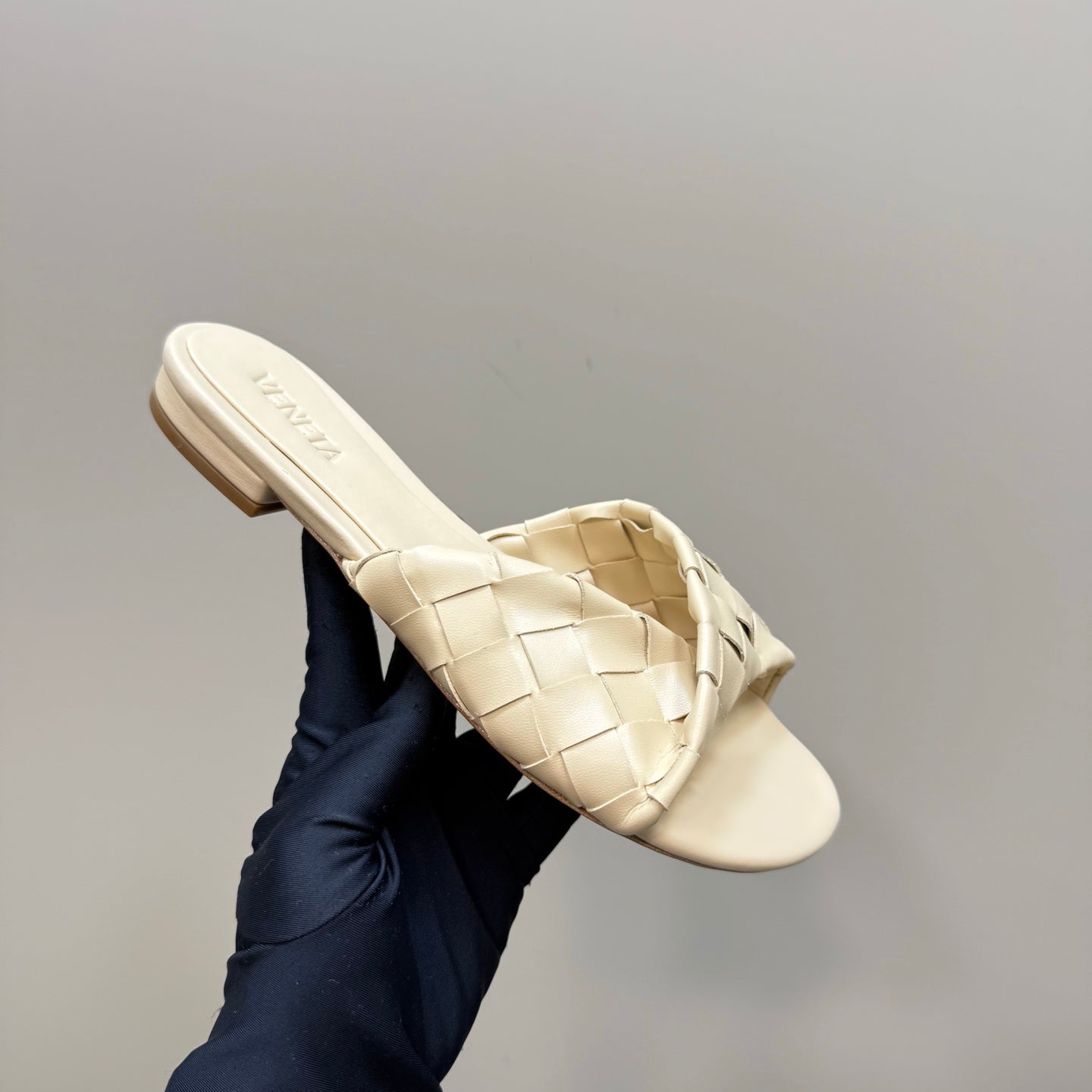 BOTTEGA VENETA BLINK FLAT MULE IN PALE YELLOW INTRECCIATO LEATHER