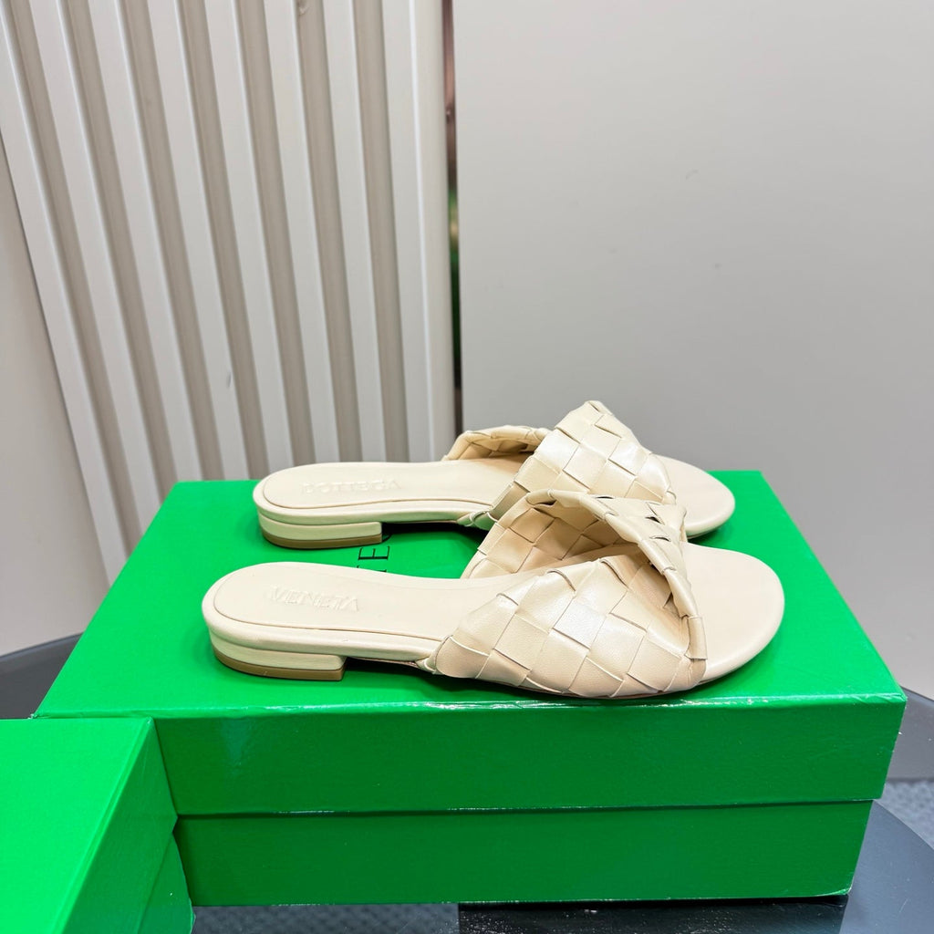 BOTTEGA VENETA BLINK FLAT MULE IN PALE YELLOW INTRECCIATO LEATHER