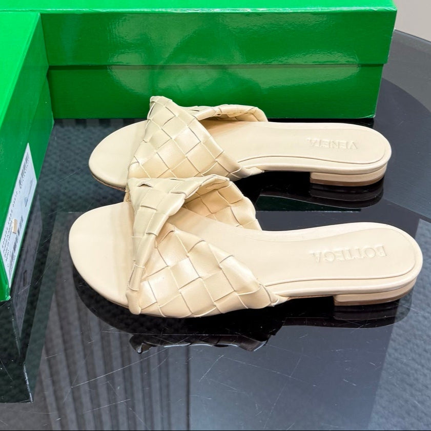 BOTTEGA VENETA BLINK FLAT MULE IN PALE YELLOW INTRECCIATO LEATHER