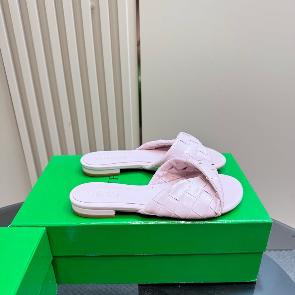 BOTTEGA VENETA BLINK FLAT MULE IN LIGHT PINK INTRECCIATO LEATHER