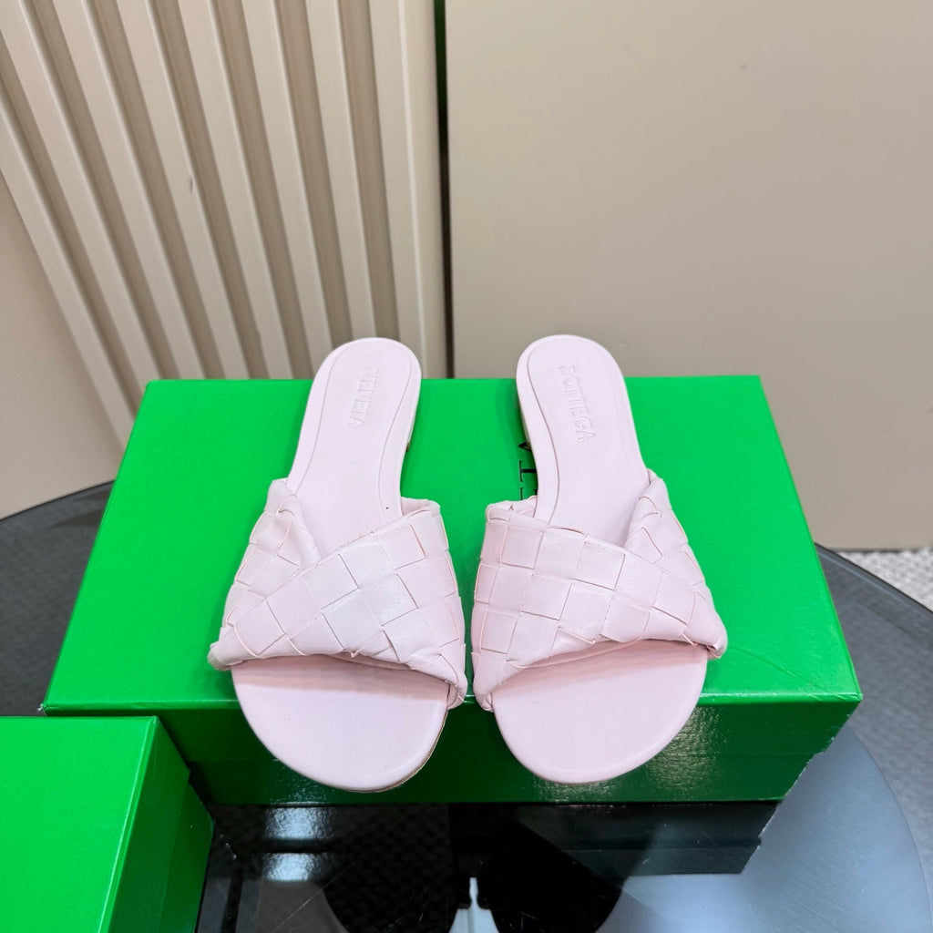 BOTTEGA VENETA BLINK FLAT MULE IN LIGHT PINK INTRECCIATO LEATHER