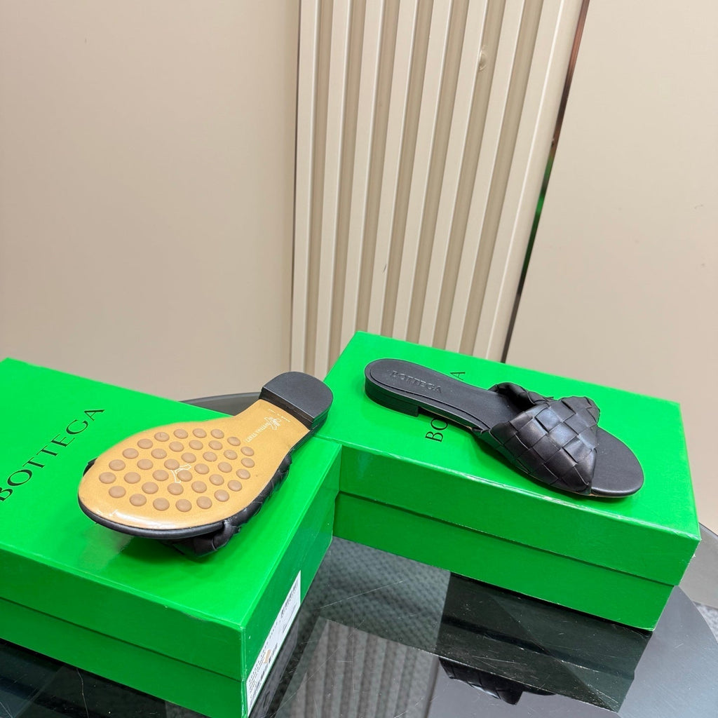 BOTTEGA VENETA BLINK FLAT MULE IN BLACK INTRECCIATO LEATHER