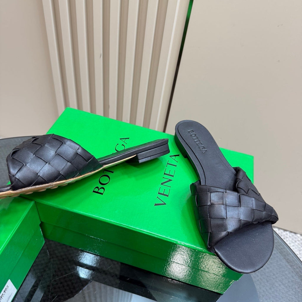 BOTTEGA VENETA BLINK FLAT MULE IN BLACK INTRECCIATO LEATHER