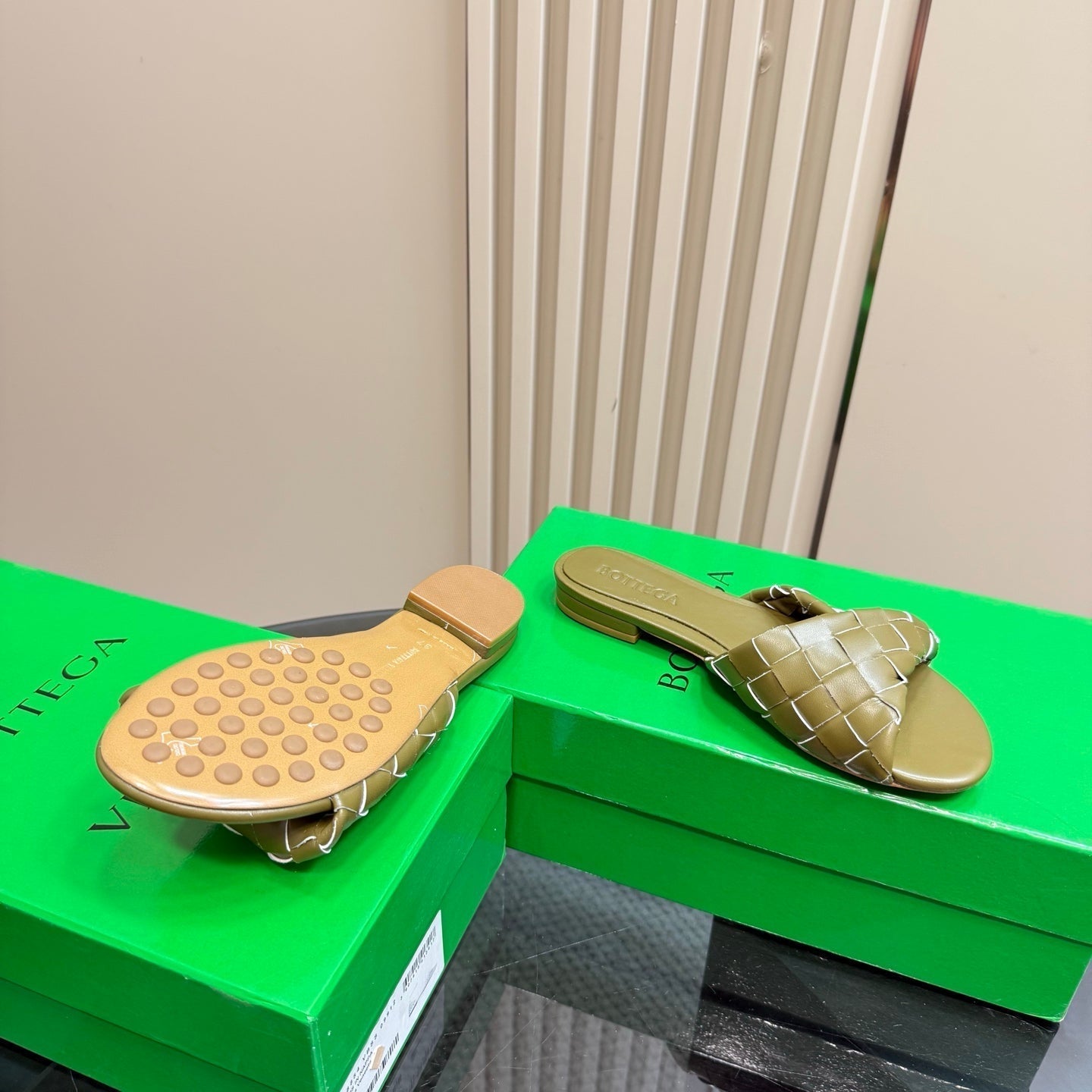 BOTTEGA VENETA BLINK FLAT MULE IN OLIVE GREEN INTRECCIATO LEATHER