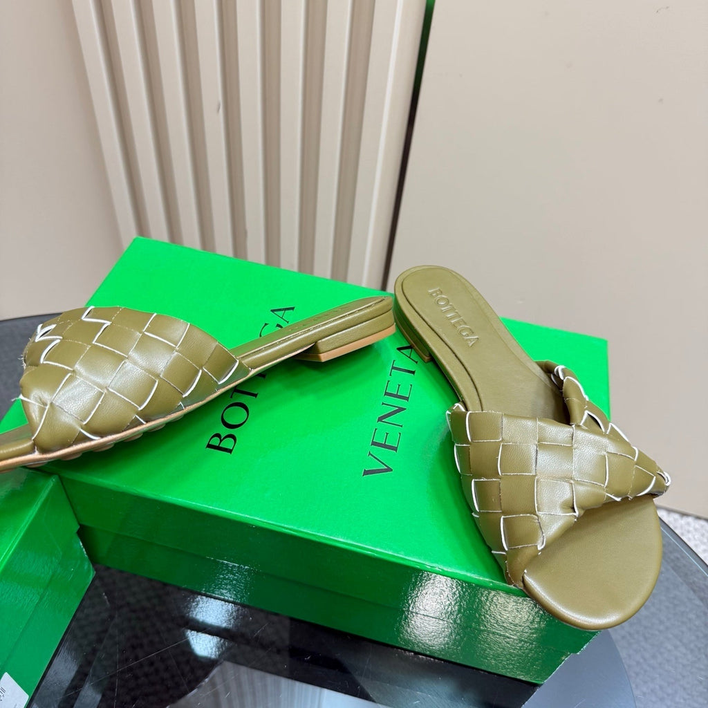 BOTTEGA VENETA BLINK FLAT MULE IN OLIVE GREEN INTRECCIATO LEATHER