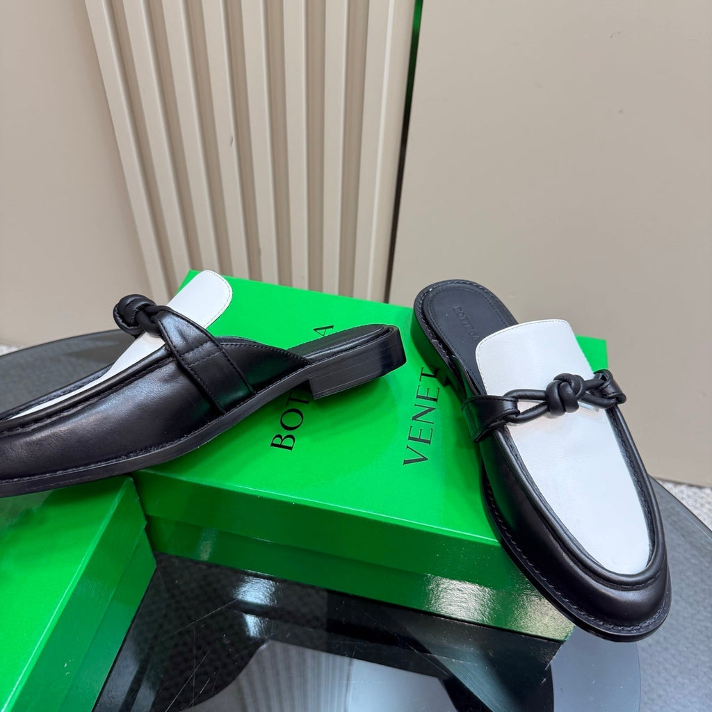 BOTTEGA VENETA ASTAIRE MULE IN WHITE MIX BLACK CALFSKIN