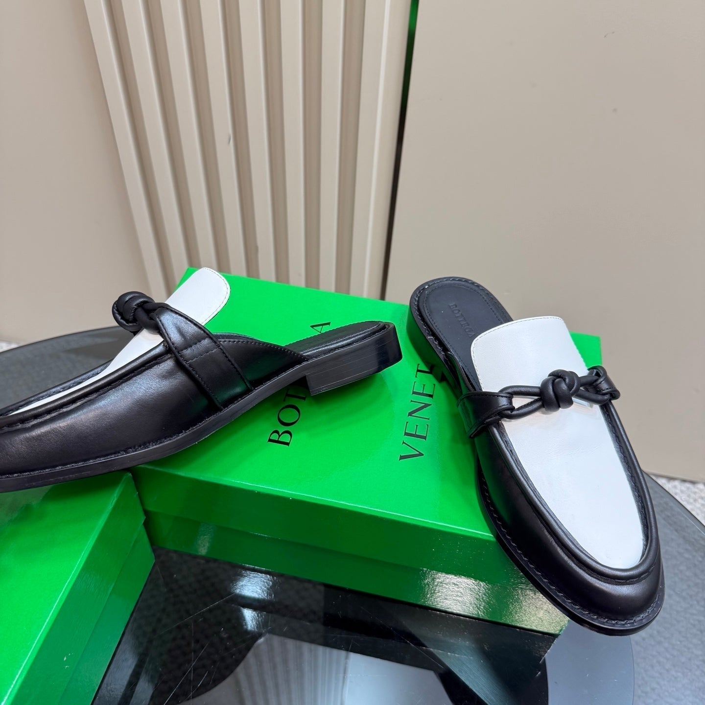 BOTTEGA VENETA ASTAIRE MULE IN WHITE MIX BLACK CALFSKIN