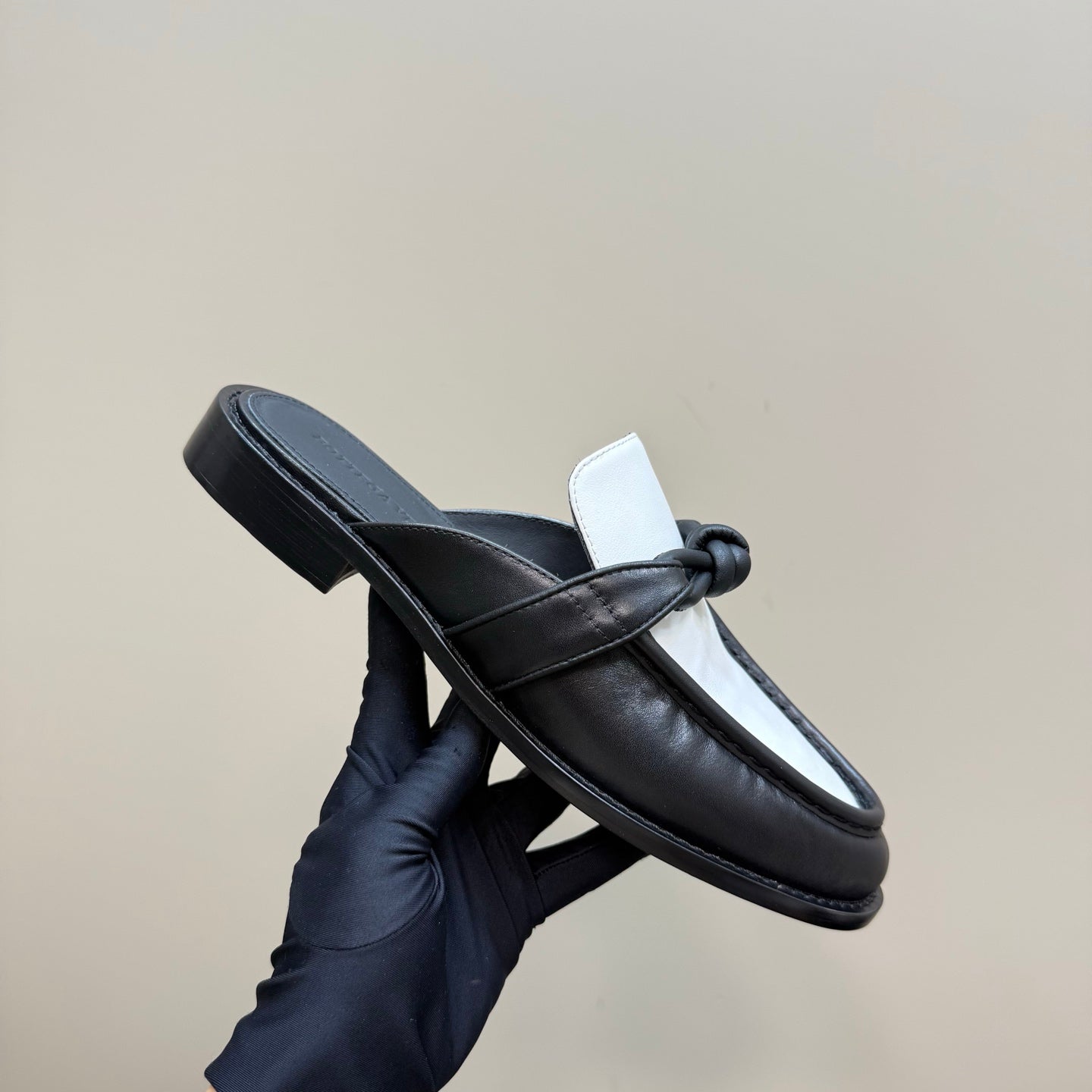 BOTTEGA VENETA ASTAIRE MULE IN WHITE MIX BLACK CALFSKIN