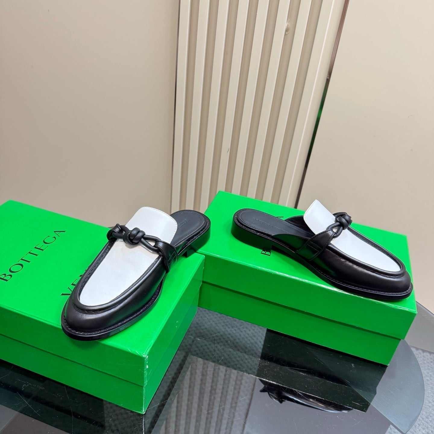 BOTTEGA VENETA ASTAIRE MULE IN WHITE MIX BLACK CALFSKIN
