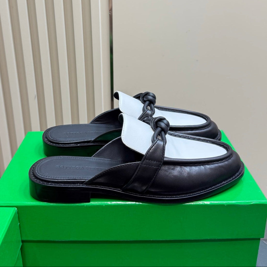 BOTTEGA VENETA ASTAIRE MULE IN WHITE MIX BLACK CALFSKIN
