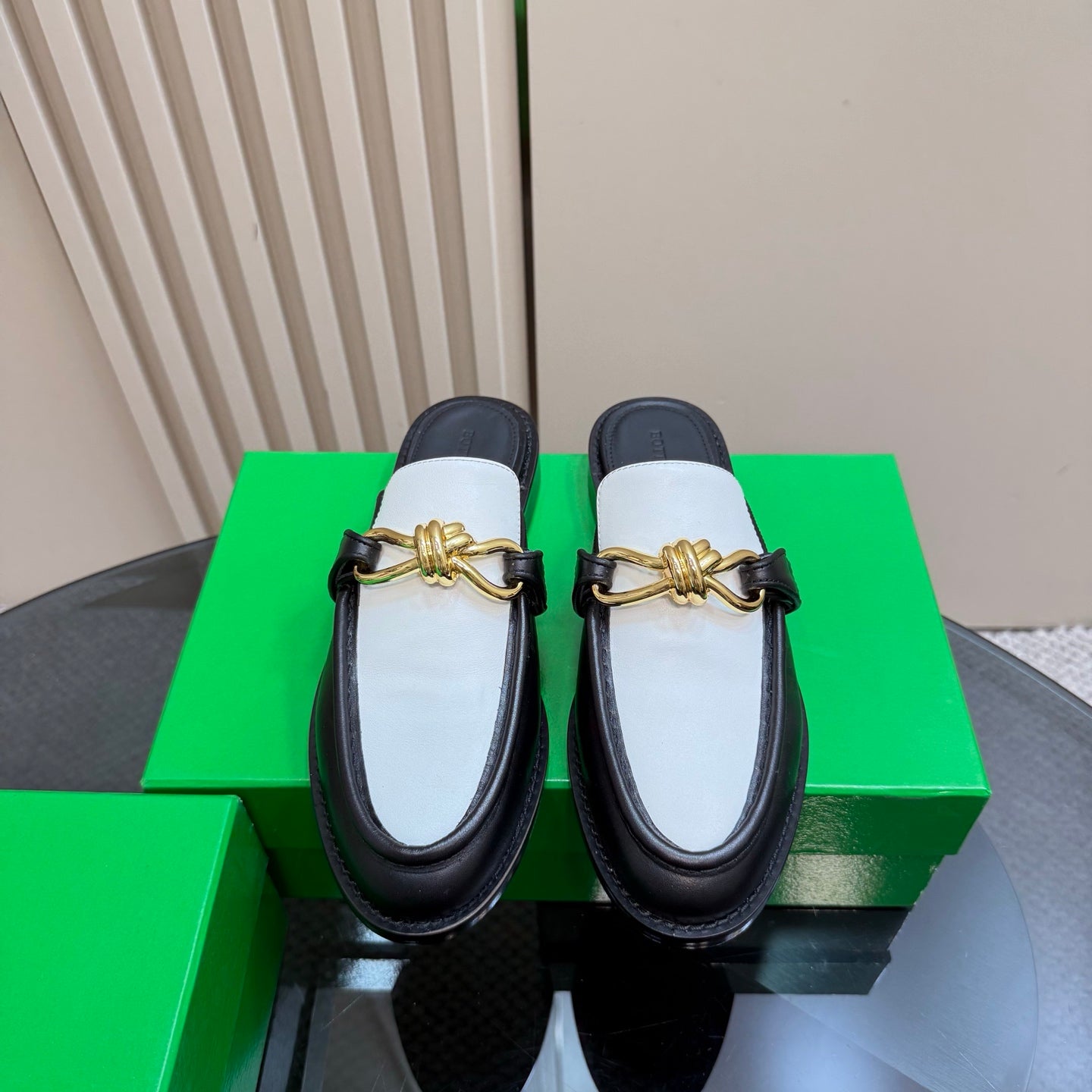 BOTTEGA VENETA ASTAIRE MULE IN WHITE MIX BLACK CALFSKIN WITH GOLD HARDWARE