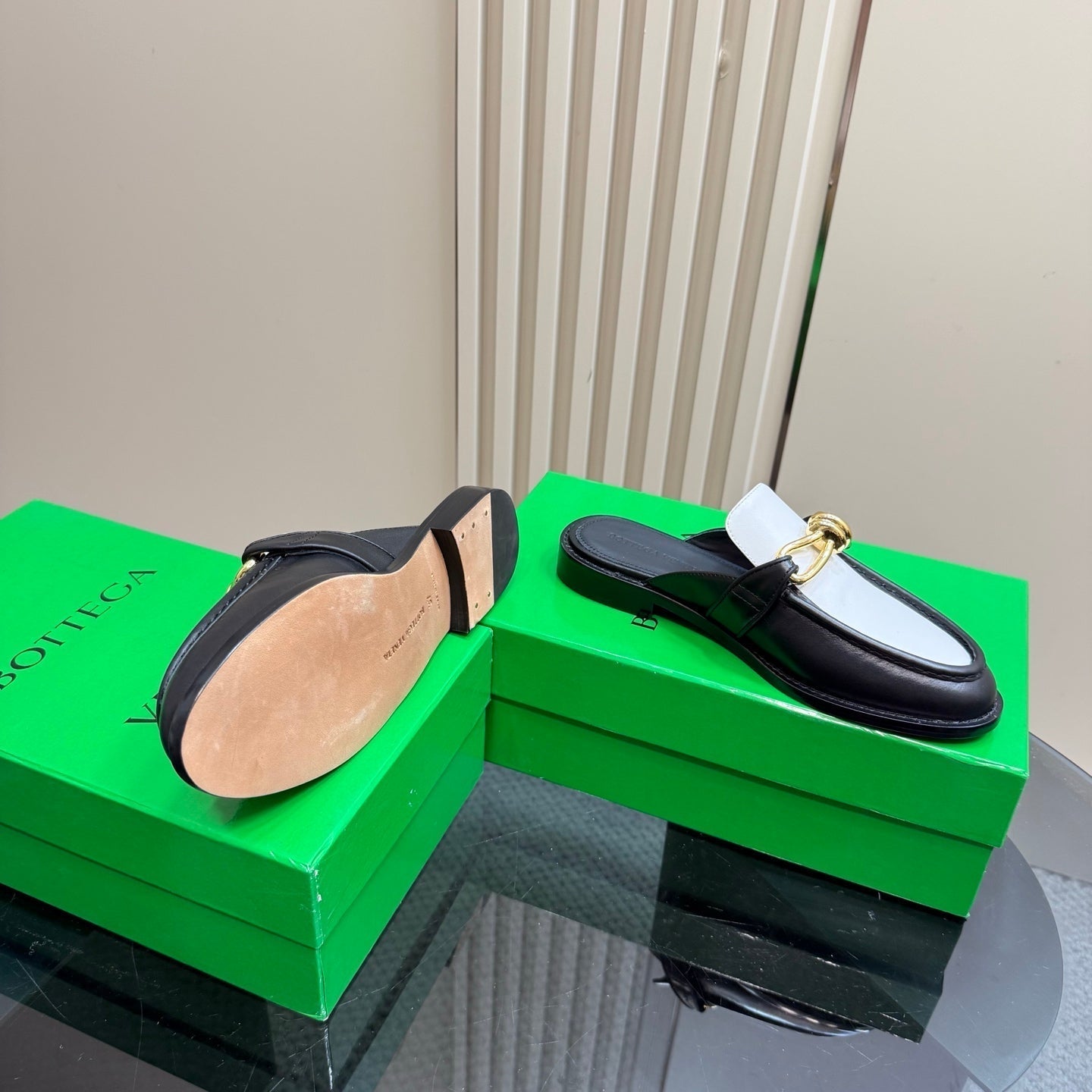 BOTTEGA VENETA ASTAIRE MULE IN WHITE MIX BLACK CALFSKIN WITH GOLD HARDWARE