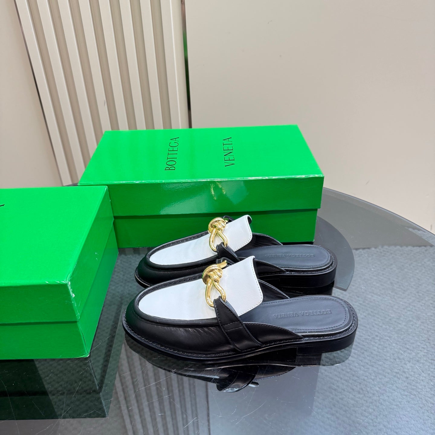 BOTTEGA VENETA ASTAIRE MULE IN WHITE MIX BLACK CALFSKIN WITH GOLD HARDWARE