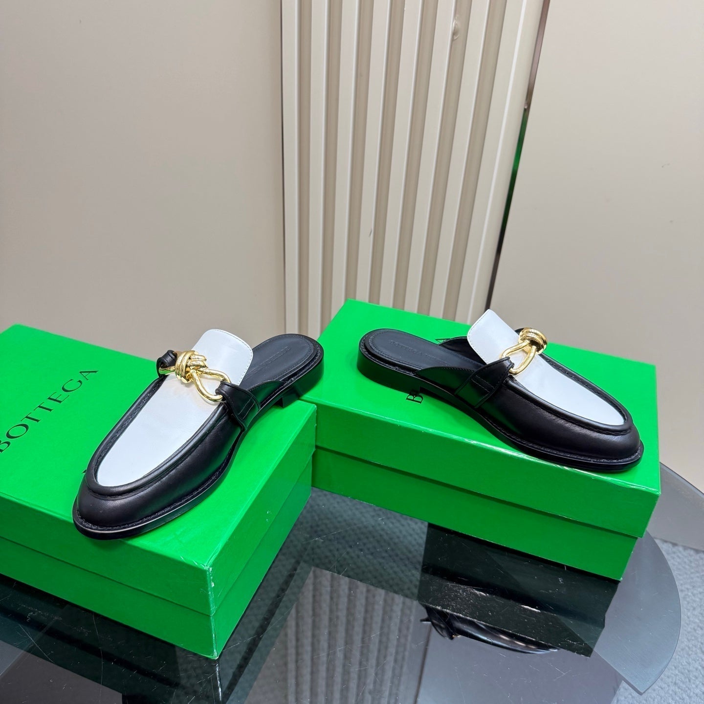 BOTTEGA VENETA ASTAIRE MULE IN WHITE MIX BLACK CALFSKIN WITH GOLD HARDWARE