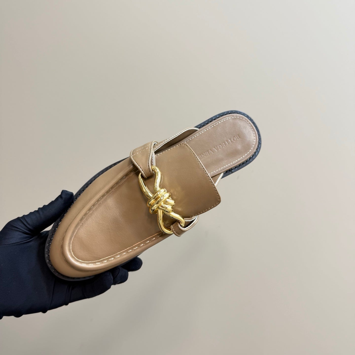 BOTTEGA VENETA ASTAIRE MULE IN LIGHT BROWN CALFSKIN WITH GOLD HARDWARE