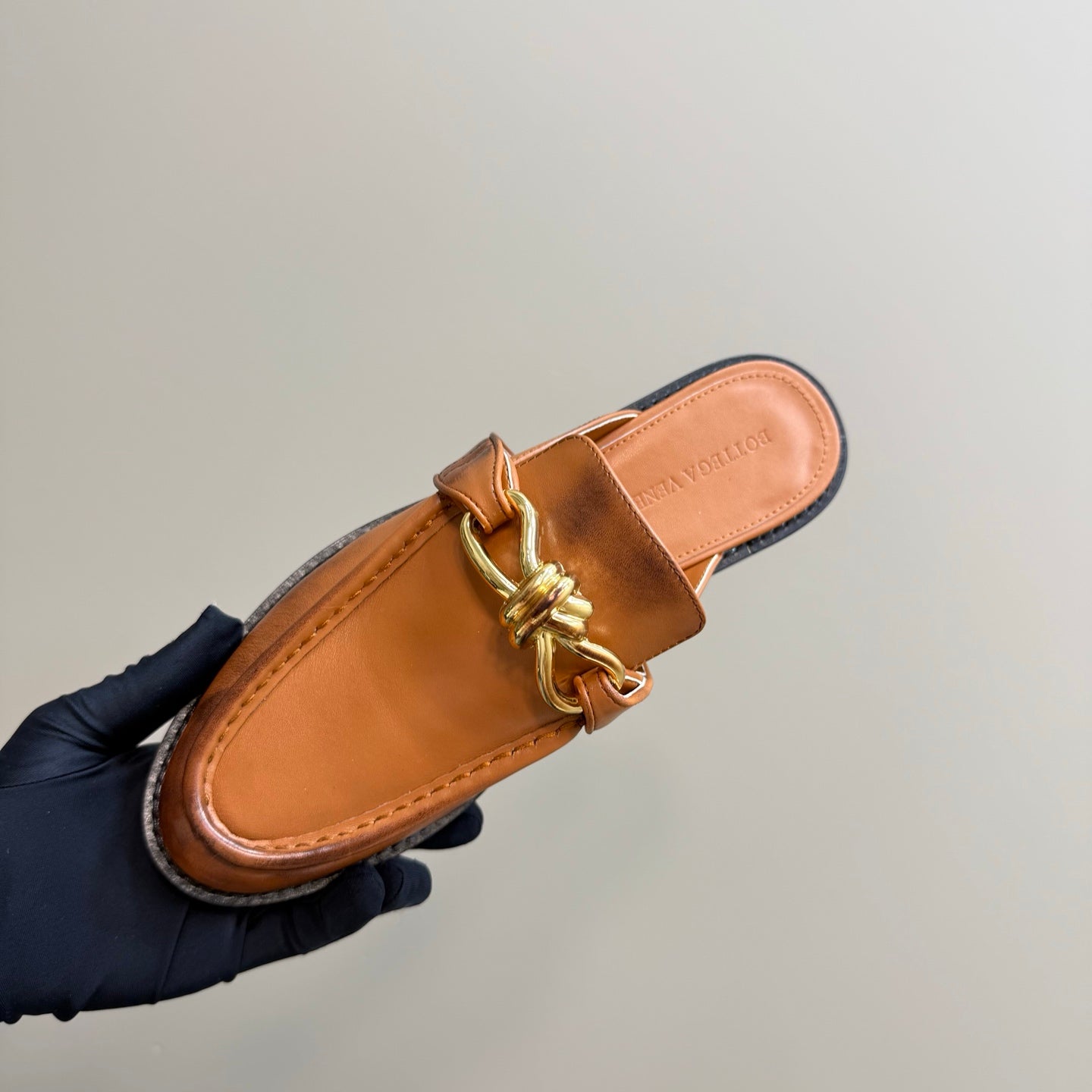BOTTEGA VENETA ASTAIRE MULE IN CINNAMON BROWN CALFSKIN WITH GOLD HARDWARE